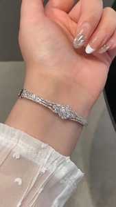 Bracelet tennis classique unisexe en or blanc 14 carats avec diamants de laboratoire ronds de 5 carats, certifié IGI, pavé halo, par Apricot Jewels - Product Image 5