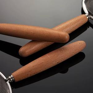 Tamis métallique avec manche en bois, l'un des outils de cuisine les plus fiables pour séparer les solides des liquides avec précision et facilité. - Product Image 5