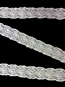 Nuevo Diseño Premium de Cinta de Organza de Nailon Blanco con Encaje, Bordado Floral de Hibisco, Borde Festoneado, Ligera, para Uso Nupcial - Product Image 4