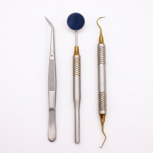 Ensemble de 3 instruments dentaires de base en acier inoxydable argenté avec sonde et miroir, réutilisables pour l'examen buccal - Product Image 1