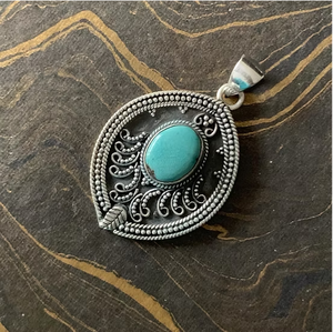 Colgante Étnico Unisex de Turquesa, Plata de Ley Oxidada, Filigrana, Escudo, Joyería Boho Única - Product Image 2
