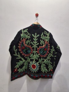 Veste en velours noir brodée de fleurs de luxe, veste de créateur faite à la main pour femmes, vêtement d'extérieur unique, veste Suzani - Product Image 2