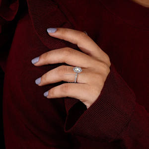 Bague de mariage en or blanc 18 carats avec diamant ovale de laboratoire certifié IGI Halo bague de fiançailles et d'anniversaire cadeau pour femme - Product Image 6