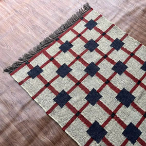 พรมคิลิมทำมือจากขนสัตว์และปอกระเจา ลายเรขาคณิตเพชร ทอแบบแบน พร้อมพู่ห้อย ตกแต่งภายในห้องนั่งเล่น ผลิตด้วยมือในอินเดีย สไตล์โมเดิร์น - Product Image 1