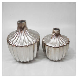 Vase de table floral Art Déco en aluminium artisanal avec finition antique pour la décoration de la maison et de Diwali - Product Image 2