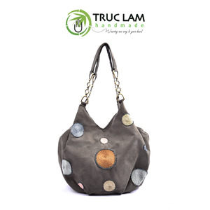 Sac en daim fait main Truc Lam avec poignée en chaîne de cuivre et motifs de perles de verre cousus à la main, sac de voyage à motif personnalisé - Product Image 1