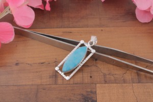 จี้เงินแท้ทำมือ SHREE JAIPUR SILVER ประดับด้วยหิน Larimar รูปทรง Marqise  ตัวเรือนเงินแท้ 925  แบบฝังขอบ  วินเทจ โบฮีเมียน รูปทรงหยดน้ำ  ประดับด้วยหินวิบวับ  ขนาด 18 - Product Image 1