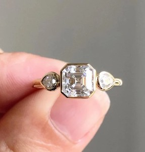แหวนหมั้น/แต่งงาน/ครบรอบ ทรง Asscher Cut ประดับเพชรโมอิสซาไนต์สามเม็ด ตัวเรือนเงินแท้ 925 ชุบทอง สำหรับทั้งชายและหญิง - Product Image 1