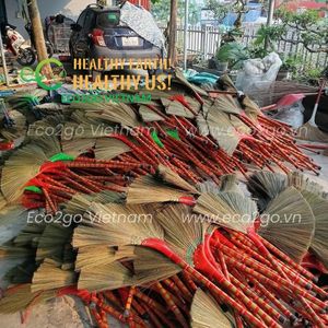 ไม้กวาดมะพร้าวธรรมชาติแบบขายส่ง เป็นมิตรกับสิ่งแวดล้อม ทนทาน ใช้กวาดพื้นกลางแจ้ง ด้ามไม้ไผ่ยาว ไม้กวาดเอเคล - Product Image 1