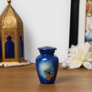 Petite urne funéraire décorée d'un papillon bleu pour cendres commémoratives, urnes et objets commémoratifs esthétiques - Product Image 6