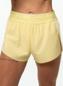 Short de yoga asymétrique jaune uni taille haute avec détail plissé, respirant, sans couture, décoration en maille, Spandex/Nylon, pour femme - Product Image 4