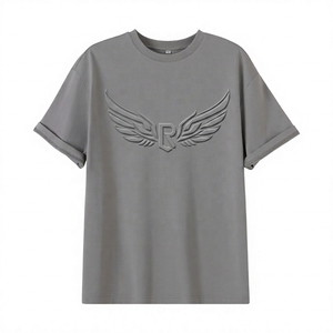 Camiseta de manga corta gris para hombre con alas en relieve y logotipo R en la parte delantera, cuello redondo informal, corte regular, tejido de punto. - Product Image 1