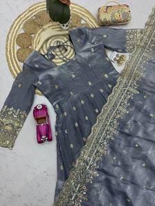 Robe Anarkali en soie grise avec broderie dorée, longueur ras du sol, tenue traditionnelle indienne et pakistanaise pour mariage, pour femmes - Product Image 5