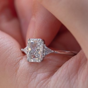 Bague en or blanc 14 carats avec diamant de laboratoire taille radiant de 1,5 carat, trois pierres, avec pierres latérales en diamant de laboratoire taille triangulaire et bande conique - Product Image 2