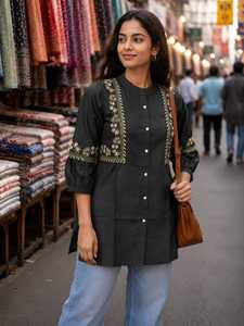 Tunique Kurta Rose Brodé en Matériaux Recyclés Coupe Classique pour Femme en Coton Haut Ethnique Traditionnel Boutonné Devant Trois Quarts - Product Image 6