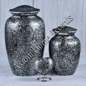 Sofisticada urna de cremación de aluminio con intrincados detalles hechos a mano recuerdo conmemorativo de Axiom Home Accents - Product Image 1