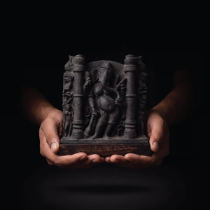 Sculpture Vinayaki |   Réplique d'art de temple hindou du XIXe siècle, représentant une Ganesha féminine rare, provenant d'un musée. - Product Image 2