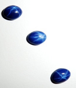 Zafiro Azul Estrella Ovalado de 5x7 mm, 1 Quilate, Creado en Laboratorio, Cabujón Pulido con Efecto de Estrella de 6 Puntas para Joyería - Product Image 1