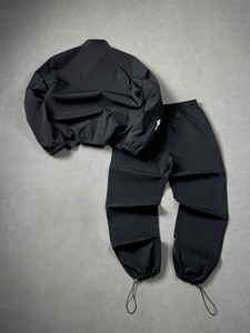 ชุดวอร์มโลโก้สั่งทำสำหรับผู้ชาย เสื้อแจ็คเก็ตกราฟิกน้ำหนักเบาสั่งทำสำหรับผู้ชาย กางเกงจ็อกเกอร์ MOQ ต่ำ เสื้อกันลมขายส่ง - Product Image 4