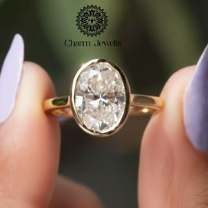 แหวนมอยซาไนต์ทรงวงรี Charm_Jewells ทอง 18K ประดับแบบ Bezel Setting แหวนหมั้นคลาสสิก เครื่องประดับสำหรับทุกเพศ - Product Image 4