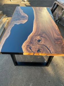 Table de salle à manger moderne en noyer noir et résine époxy, bord naturel, durable, pour hôtel et atelier, fabriquée à la main - Product Image 4