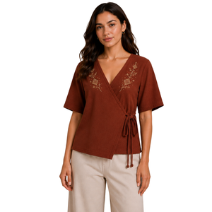 Blusa Casual de Mujer Marrón Oxidado con Bordado, Manga Corta, Cuello en V y Cintura Atada, con Logotipo Personalizado, Venta al por Mayor, Camisa de Moda - Product Image 1
