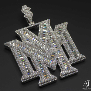 จี้เพชรโมอิสซาไนต์ทรงบาแกตต์แบบฮิปฮอป ตัวอักษรแบบกำหนดเองได้จาก AARVA JEWELS  ทำจากเงินแท้ 925  ประดับเพชรเต็มชิ้น  เหมาะสำหรับผู้ชายและผู้หญิง  ใช้ในงานปาร์ตี้ - Product Image 1