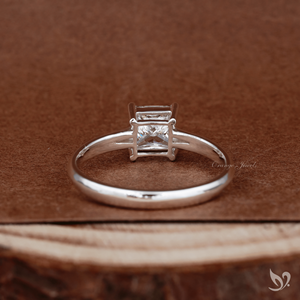 Bague de fiançailles solitaire classique en or 10K avec diamant de laboratoire taille princesse 1 carat certifié IGI et tige fendue - Product Image 3