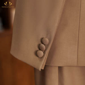 Costume pour femme sur mesure en deux pièces, couleur marron, beauté intemporelle - Veste et pantalon ajustés |   Collection féminine |   Vietnam - Product Image 4