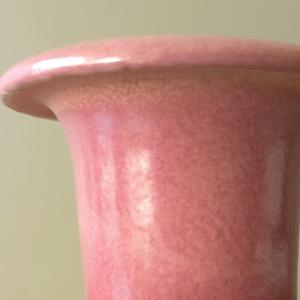 Vase en céramique rose poudré tendance avec bord évasé, finition douce mouchetée et accent chic pour un style d'intérieur contemporain - Product Image 2