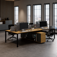 Bureau de travail rectangulaire moderne pour équipe commerciale, avec dessus en bois grainé, panneaux de séparation gris, cadres noirs et armoires de rangement latérales