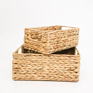 Panier cadeau artisanal en jacinthe d'eau tressée pour ranger les fournitures de bureaux à domicile et d'hôtels - Product Image 1
