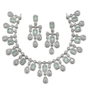 Ensemble collier et boucles d'oreilles en alliage plaqué argent, cristaux verts, strass, design goutte d'eau, pour femmes, style classique de mariage - Product Image 1