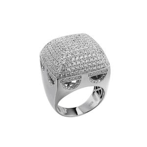Bague signet en argent sterling 925 de qualité supérieure, sertie de diamants moissanite, avec une face géométrique large et des détails de pierres brillantes - Product Image 1