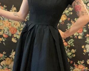 Vestido largo afgano con bordados elaborados, detalle floral intrincado en el cuerpo, falda acampanada de longitud completa y estilo tribal tradicional. - Product Image 3