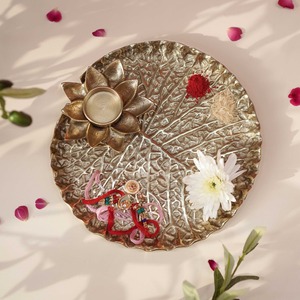 Plateau de service et plat décoratif en aluminium à motif de feuilles gravé, forme irrégulière, compatible micro-ondes, pour mariage et Thanksgiving - Product Image 2