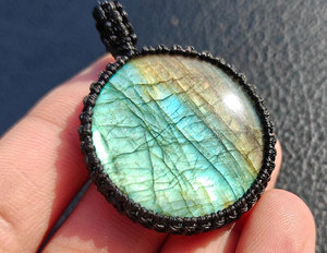 Collier pendentif en macramé fait main avec labradorite verte éclatante, cordon noir, pierre précieuse naturelle, bijou bohème tribal, cristal de guérison - Product Image 2