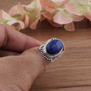 Bague artisanale en argent sterling 925 avec lapis-lazuli serti clos, style vintage, pierre bleue sculptée, bijou statement antique - Product Image 1