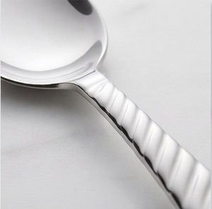 Ensemble de couverts minimalistes de 5 pièces avec poignées torsadées, finition miroir haute brillance, passe au lave-vaisselle, couverts en métal, fourchette, cuillère, couteau - Product Image 3