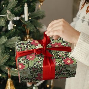 Rotolo di Carta da Regalo Natalizia Vintage con Motivo Floreale Classico Rosso e Bianco con Fiori di Poinsettia e Foglie per Confezioni Invernali - Product Image 3