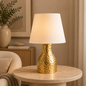 Lámpara de Mesa de Metal Forjado Artesanal con Acabado Dorado Martillado y Pantalla de Lino, Construcción Duradera, Iluminación Ambiental Elegante para el Hogar - Product Image 1