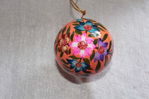 Boule de Noël en verre peinte à la main avec scène de maison et drapeau américain, taille moyenne, style traditionnel, décoration suspendue - Product Image 3