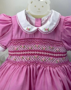 Robe smockée rose pour filles, col Peter Pan, manches bouffantes, broderie écossaise, coupe trapèze, mini, en coton respirant, style doux et mignon pour le printemps - Product Image 1