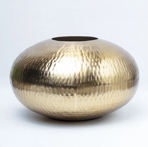 Florero esférico minimalista de latón dorado con un elegante cuello estrecho para tallos de orquídeas, disponible a precios de mayorista. - Product Image 6