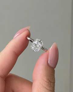 Bague de fiançailles en or blanc 14 carats avec diamant de laboratoire taille coussin allongé serti à griffes, certifiée IGI - Product Image 3