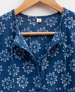 Blusa Indigo Tradicional con Estampado a Mano, 100% Algodón, Cuello con Lazo de Encaje Floral, Transpirable, Estilo Étnico Informal para Mujer - Product Image 6