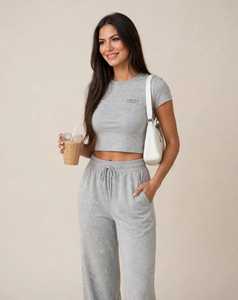 Conjunto Deportivo Casual para Mujer, Camiseta Corta 2 en 1 y Pantalones Deportivos hasta el Tobillo, 100% Algodón Gris - Product Image 4