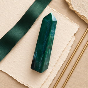 Pierre précieuse brute sculptée en forme de prisme hexagonal de cristal vert naturel pour décorations et artisanat de Noël - Product Image 6