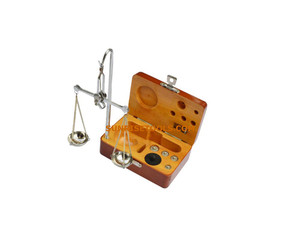 Balance de précision en plastique pour bijoux en diamant 10 et 25 carats avec étui en bois et poids pour la mesure - Product Image 1