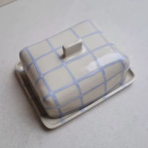 Porte-beurre moderne à motif à carreaux avec couvercle, plateau de service compact, finition brillante, élégant support de rangement pour beurre de comptoir de cuisine - Product Image 1